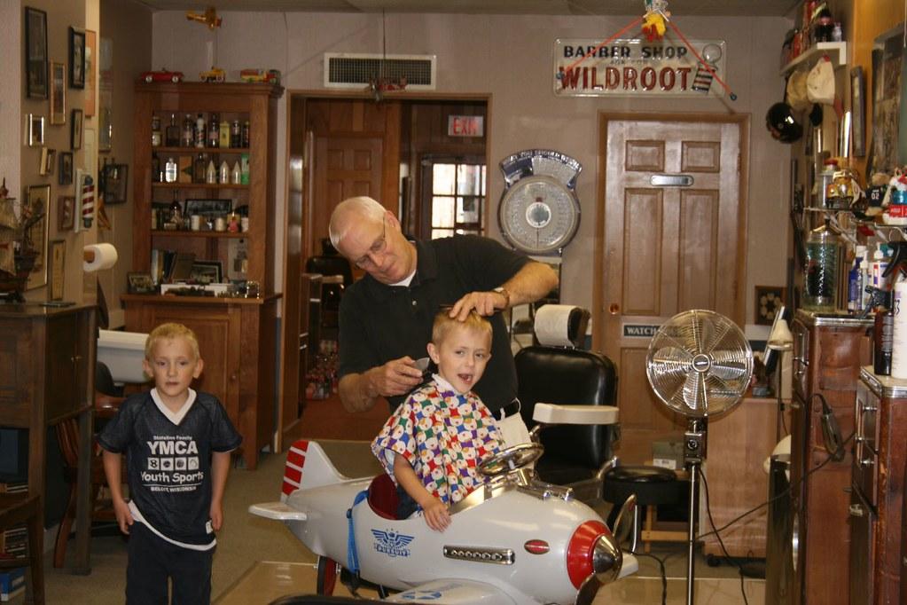 Barbeiro cortando o cabelo de um cliente